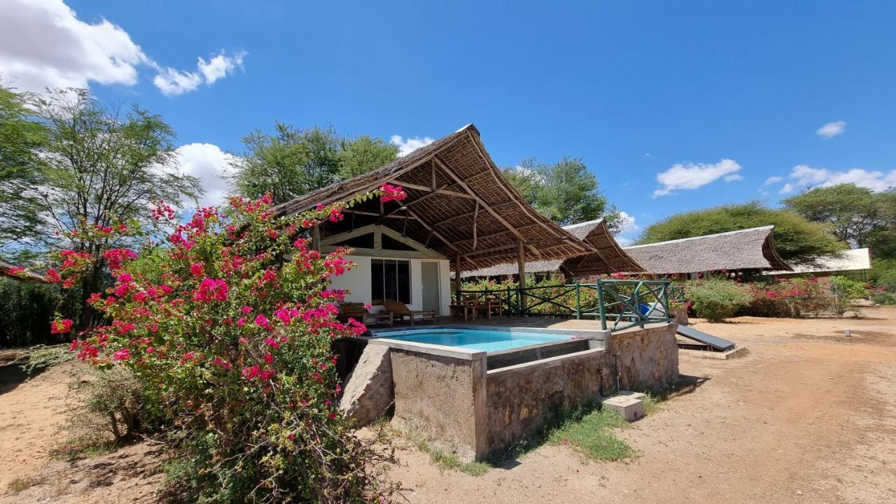 Manyatta Camp Hotel Voi Екстериор снимка
