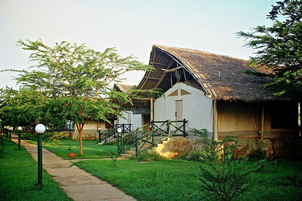 Manyatta Camp Hotel Voi Екстериор снимка
